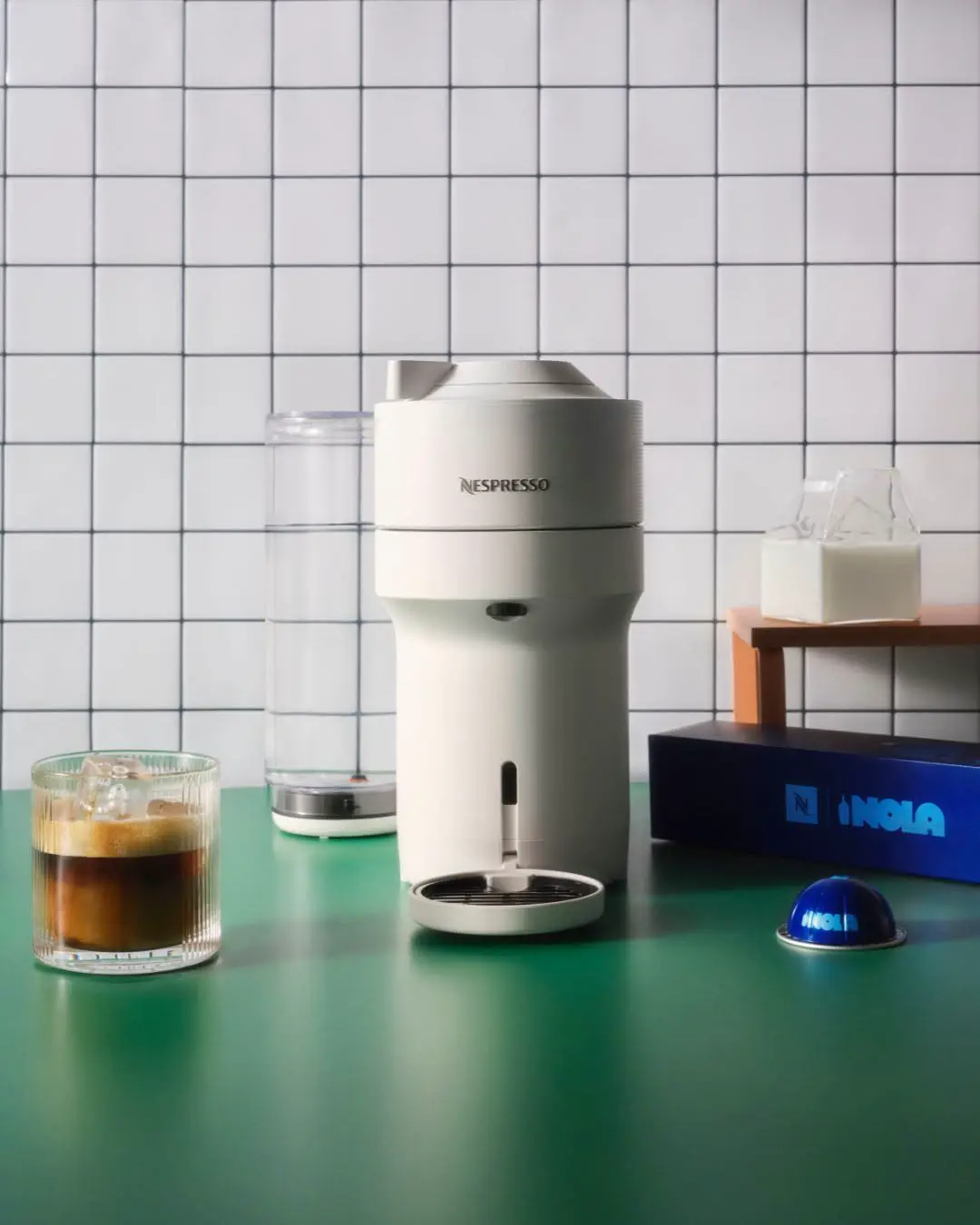 藍瓶粉快買！ Blue Bottle Coffee x Nespresso 推出限量咖啡機…加碼推薦「高顏值咖啡機」10款：從半自動、全自動到膠囊咖啡機 ，這幾台全都兼具實用與美觀...｜新光三越|