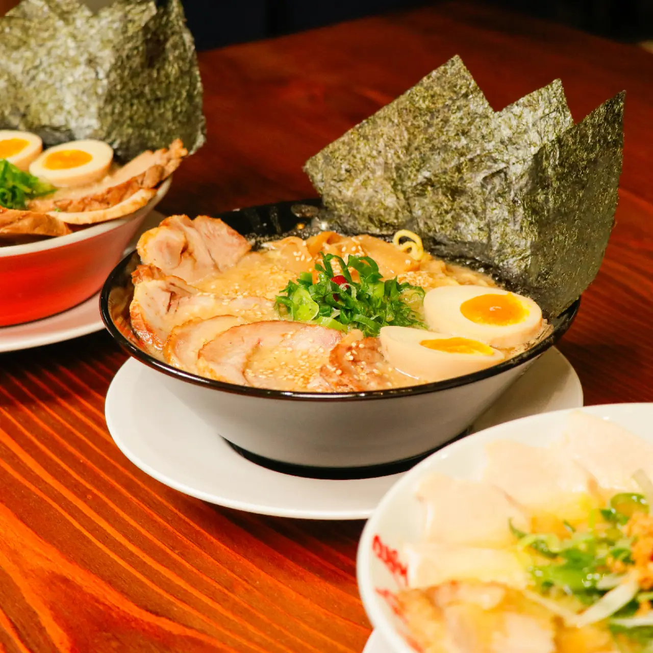 京都知名拉麵店「魁力屋」海外首站進駐台灣這裡！日本最強醬油拉麵你吃過嗎？還加碼推出台灣限定菜單…將宜蘭蔥也入拉麵了？