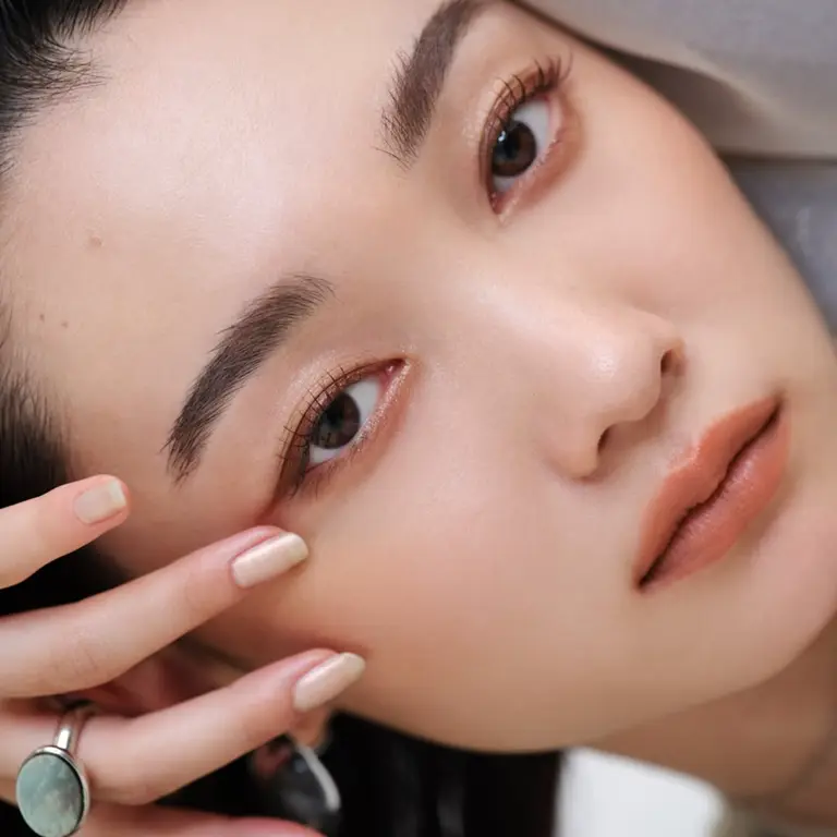 【櫃哥櫃姐真心話】日系彩妝精緻感的關鍵在這！SUQQU店長傳授光透感奶油肌、顯嫩腮紅、小臉腮紅秘訣 同步公開隱賣神物清單
