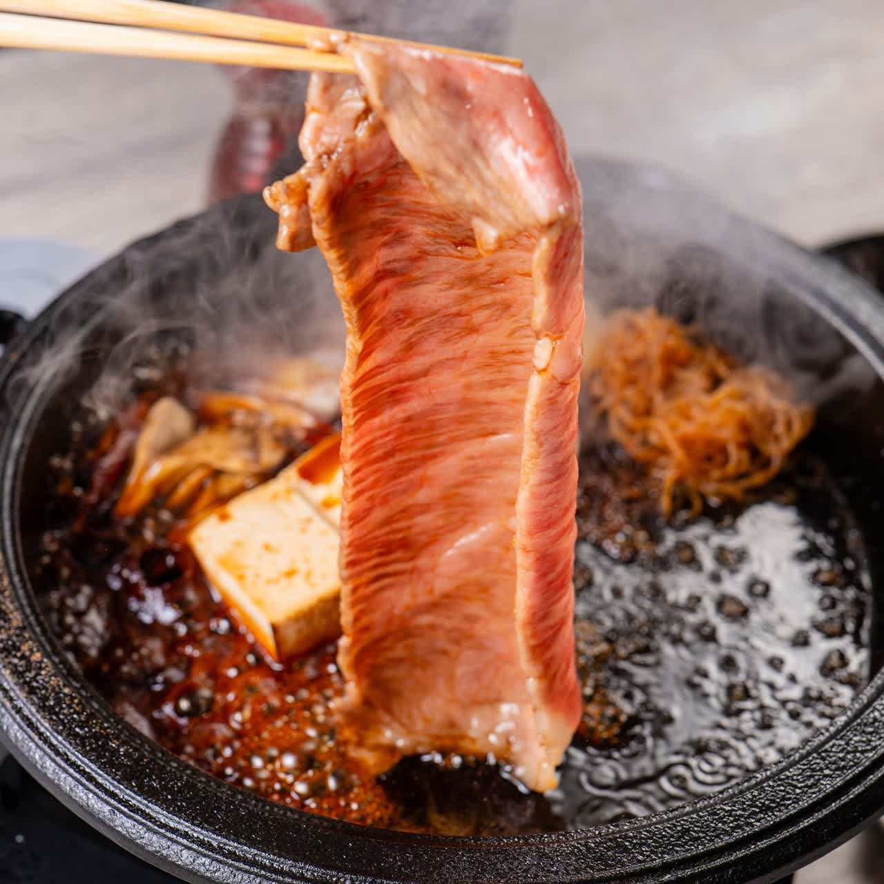 想吃不用飛日本！東京米其林「壽喜燒割烹 日山」，台灣首店10/7開幕，菜單價格、訂位搶先看！