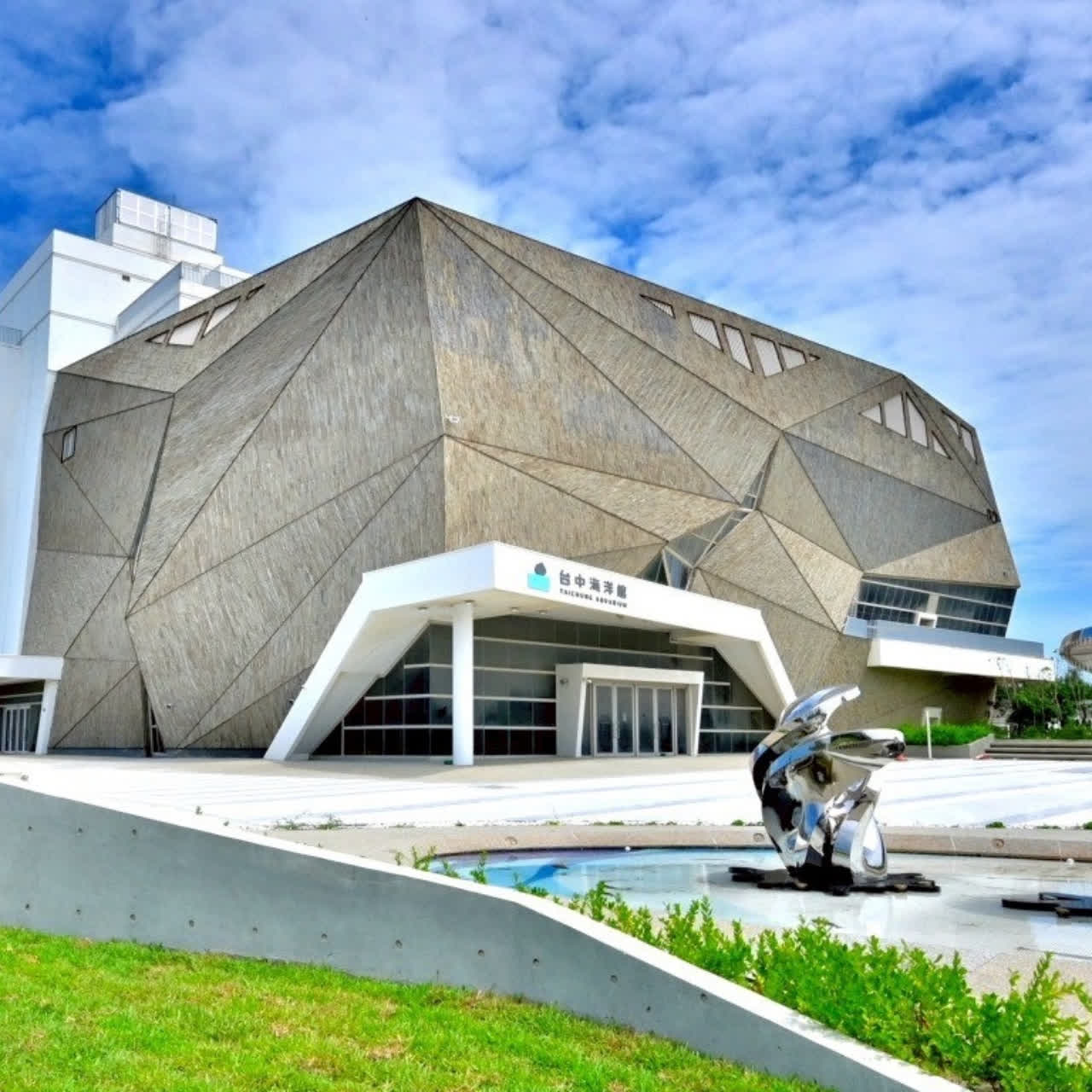 台中新景點「台中海洋館」完整攻略：票價、必逛亮點、交通及停車場一次看！可順遊台中港三井OUTLET PARK、高美濕地