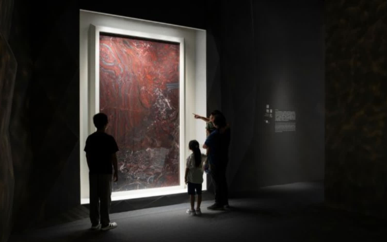 全台首座礦物常設展！科博館「大地瑰寶」爆紅，巨大鐘乳石群、1700件稀有礦物一次飽覽