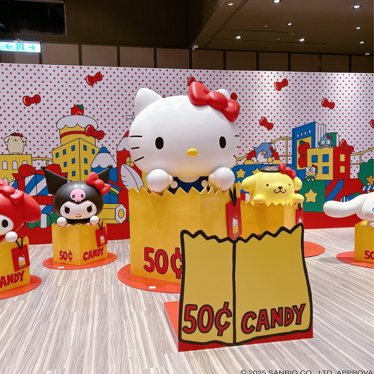Kitty迷衝一波！日本【Hello Kitty展】海外巡迴首站登台：初代Kitty複製絨毛玩偶、超萌打卡佈景/周邊、開展日...一次看！