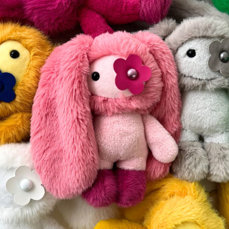 盲盒控必收！藝術家 Cj Hendry 新推出公仔「juju」超可愛：背後寓意更是療癒人心，讓人一看就想帶回家收藏！