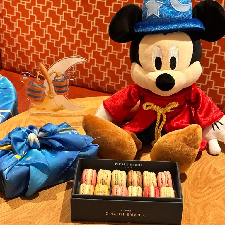 PIERRE HERM&Eacute; PARIS X迪士尼！推出《幻想曲 Fantasia》85 週年紀念聖誕禮盒，常溫餅乾、冬日蛋糕同步上市