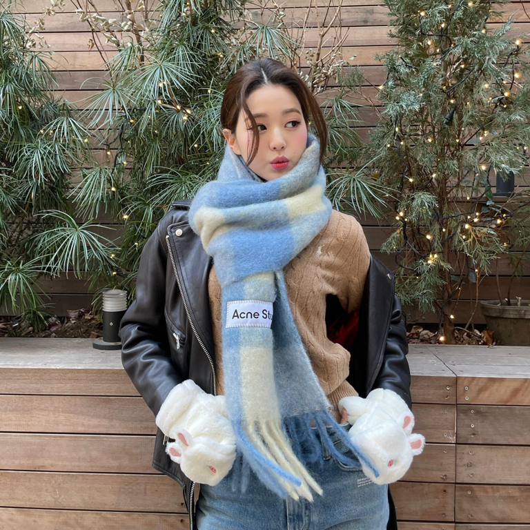 圍巾怎麼圍才好看？明星5款人氣打法：Jennie、張員瑛、Winter...這樣圍時尚又顯臉小！