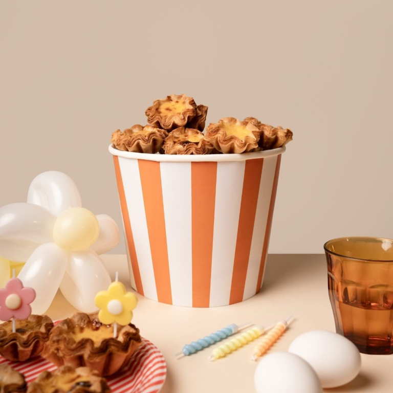 「迷你蛋塔派對桶」超Ｑ！COMEME「千層可頌蛋塔」必吃新口味：「焦糖肉桂蘋果」、「椪糖奶蓋」...蛋塔控別錯過！