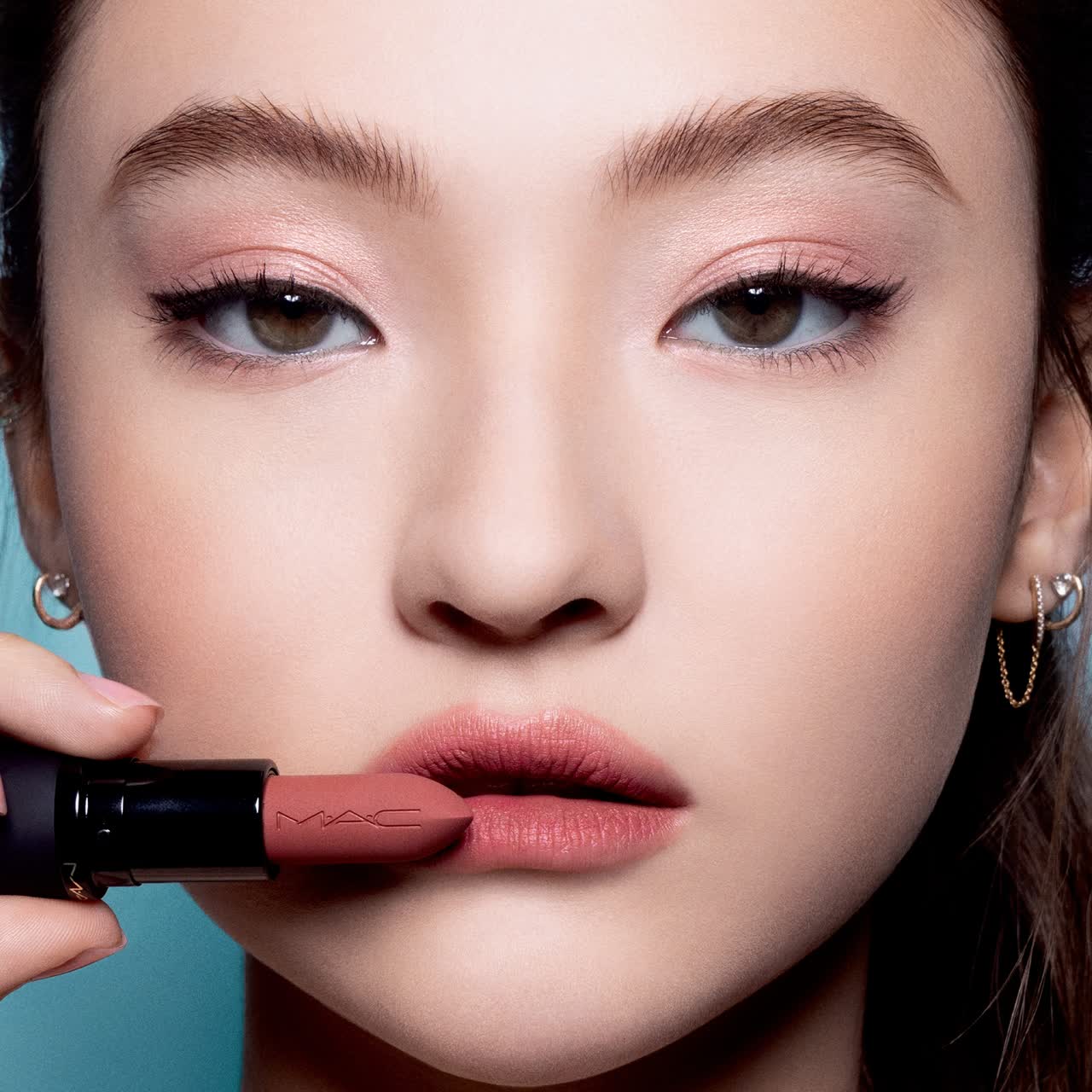 MEOVV成員 ELLA同款雲霧唇膏新光三越全台首賣 最新輕親雲霧唇彩主打色、真實試色、價格一次看