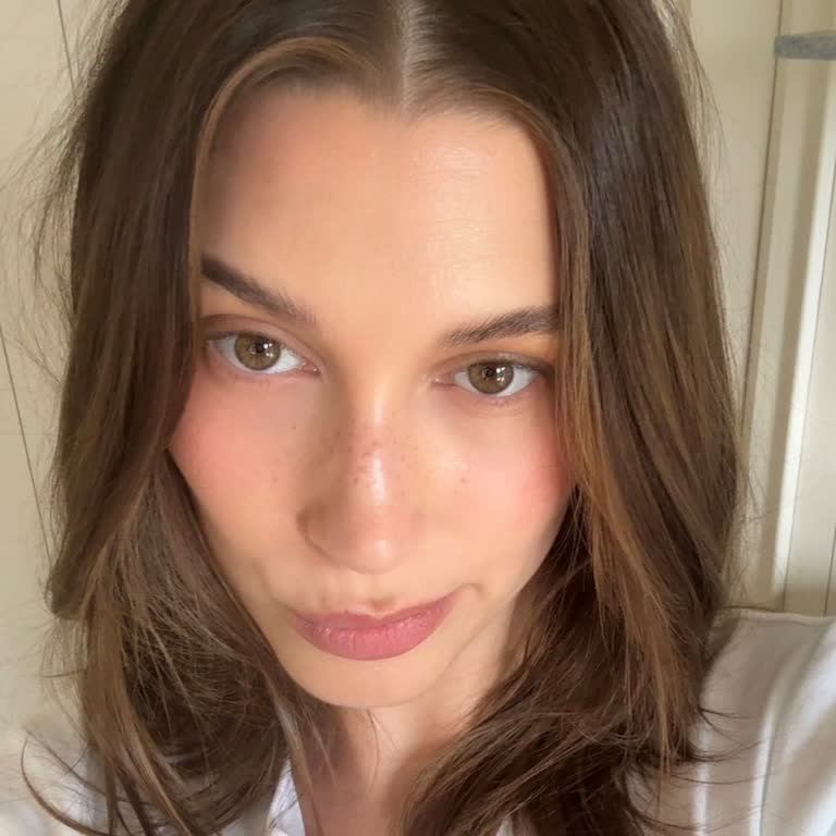 艾瑪史東金球獎為何看起來更年輕？小賈斯汀老婆也指定畫的「 4步驟減齡妝」亞洲女生也適用！