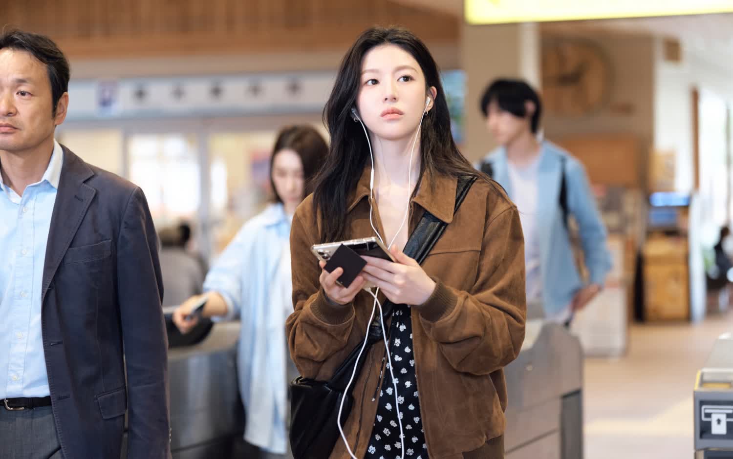 官網被搜翻！高允貞《愛情怎麼翻譯？》揹紅 Lemaire 牛角包，斜揹一秒增高的秘密？邊佑錫來台也揹過