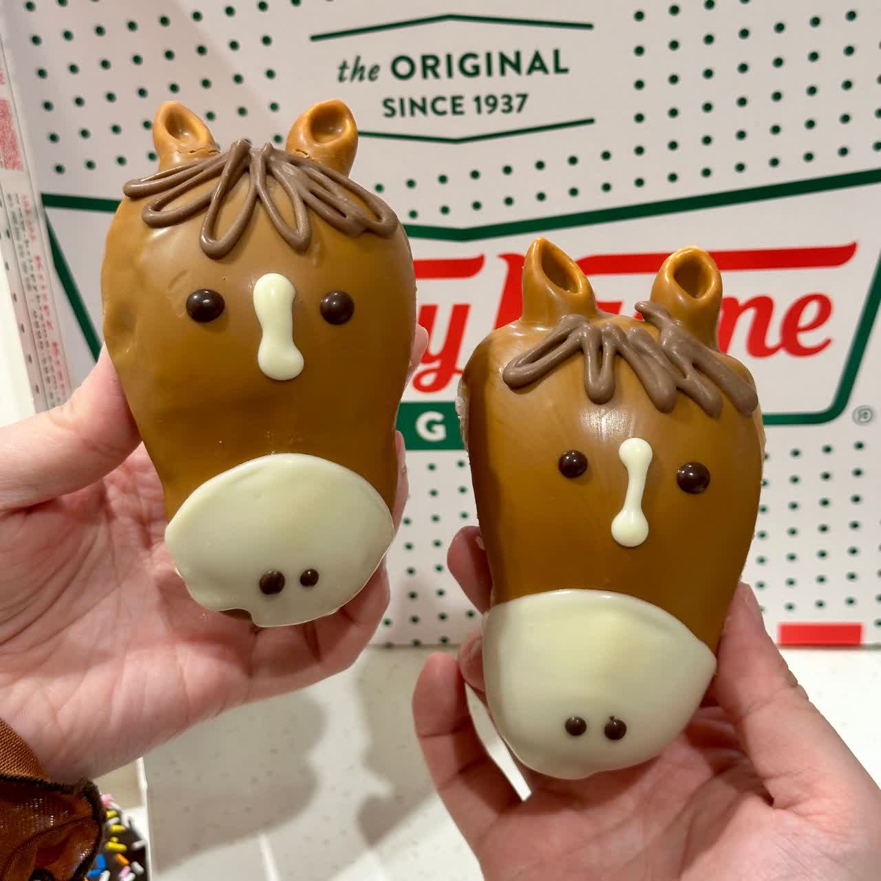 被萌到了！Krispy Kreme 小馬甜甜圈可愛登場，beard papa&rsquo;s 泡芙聯名立頓奶茶，這波春節甜點可愛又好吃！