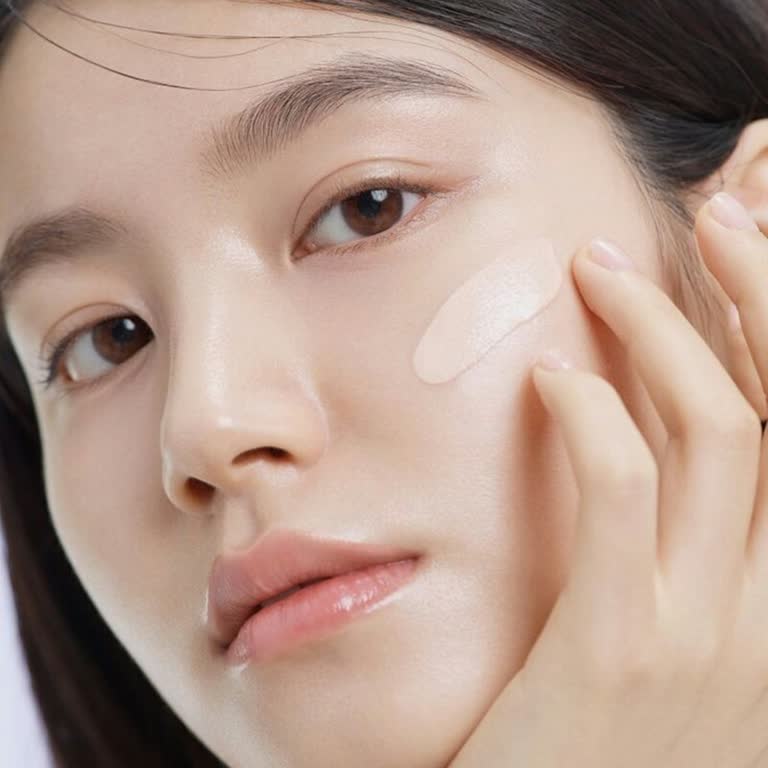 粉底卡粉、脫妝不是手殘！彩妝師解析妝前保養與選色關鍵 一次改善底妝不服貼問題