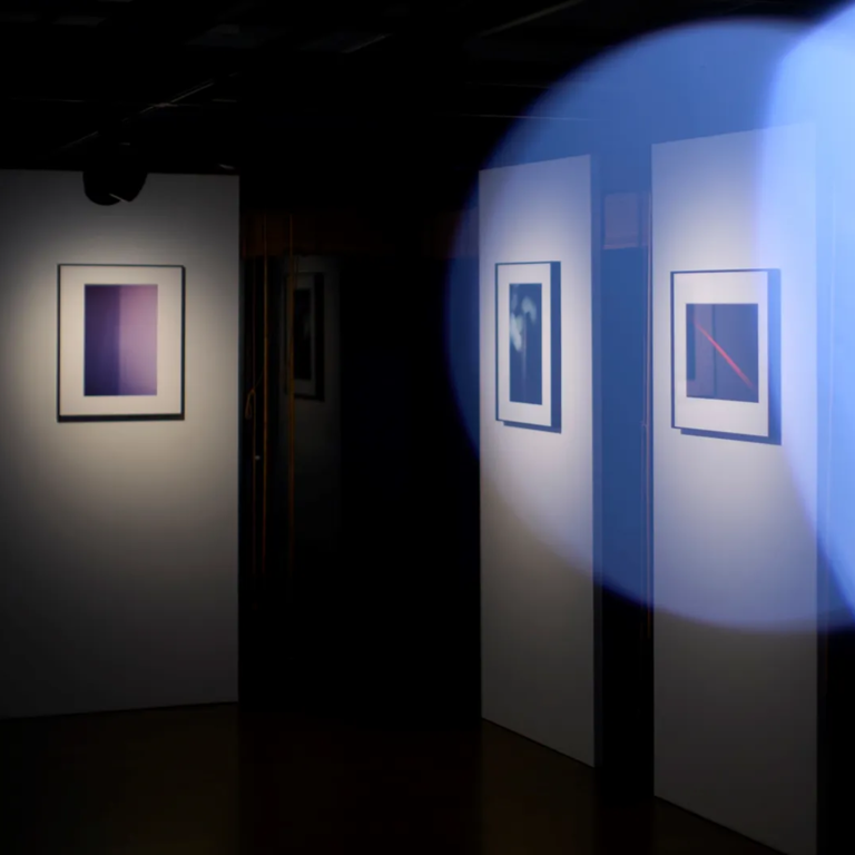 藝術迷必收！2026二月必看藝文展覽：雙年展《地平線上的低吟》、《日常怪誕 Quiet Wonders》...透過藝術為心靈充電！