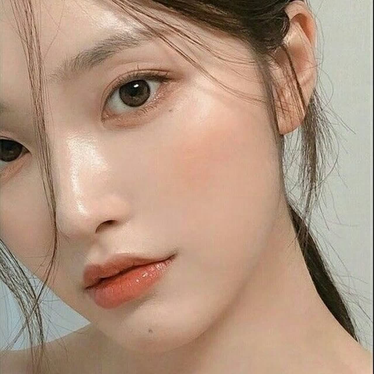 破解「保養型粉底」迷思：會太油嗎？保濕等於不遮瑕？痘痘肌能用？這樣用像第二層皮膚般服貼！