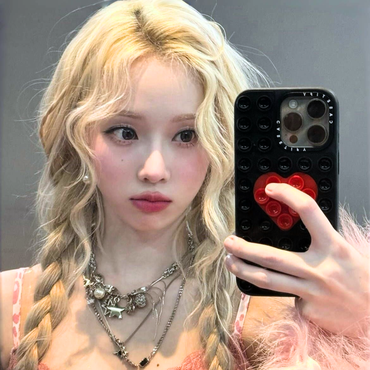 超可愛！明星同款手機殼推薦：CASETiFY澎澎殼、DIESEL全新聯名回歸...BLACKPINK、WINTER愛用款好看又實用！