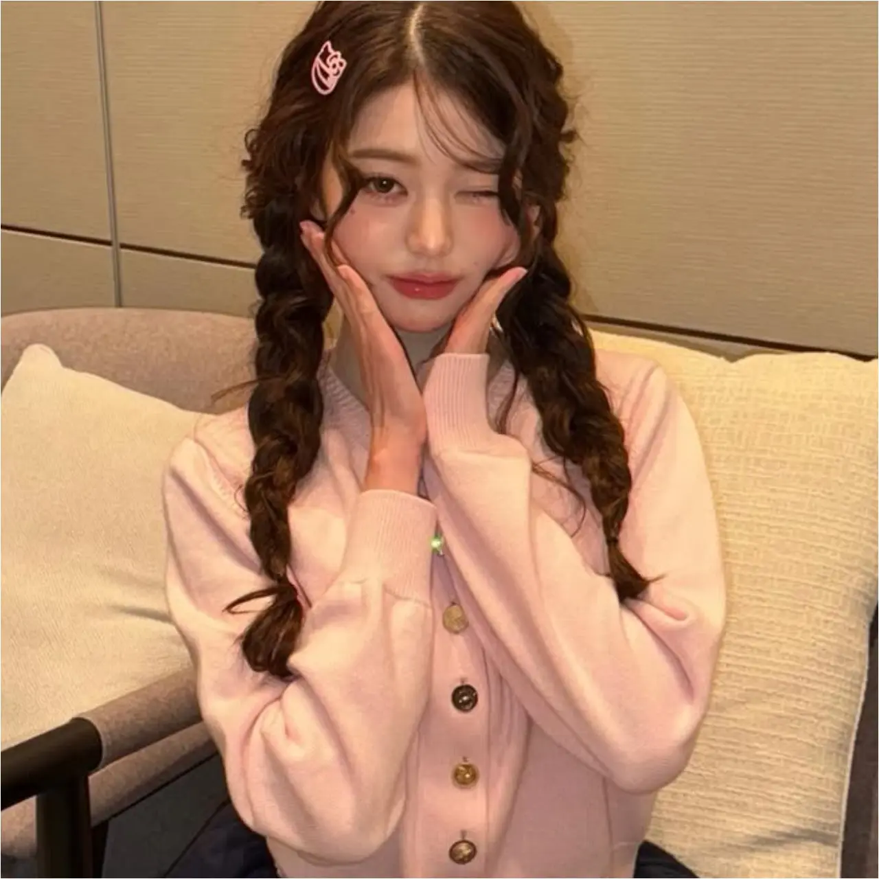 誰說粉色很難搭？2026韓星「粉色系單品」穿搭圖鑑：李聖經、張員瑛等人這樣搭穿出甜而不膩粉色系時尚&hellip;