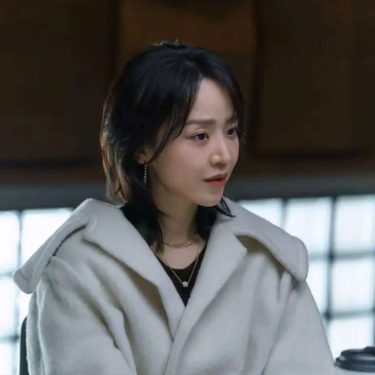 《莎拉的真偽人生》申惠善「偵訊室妝感」美上熱搜！彩妝師公開8個唇膏色號：這款「冷感玫瑰唇色」誰擦誰顯白！