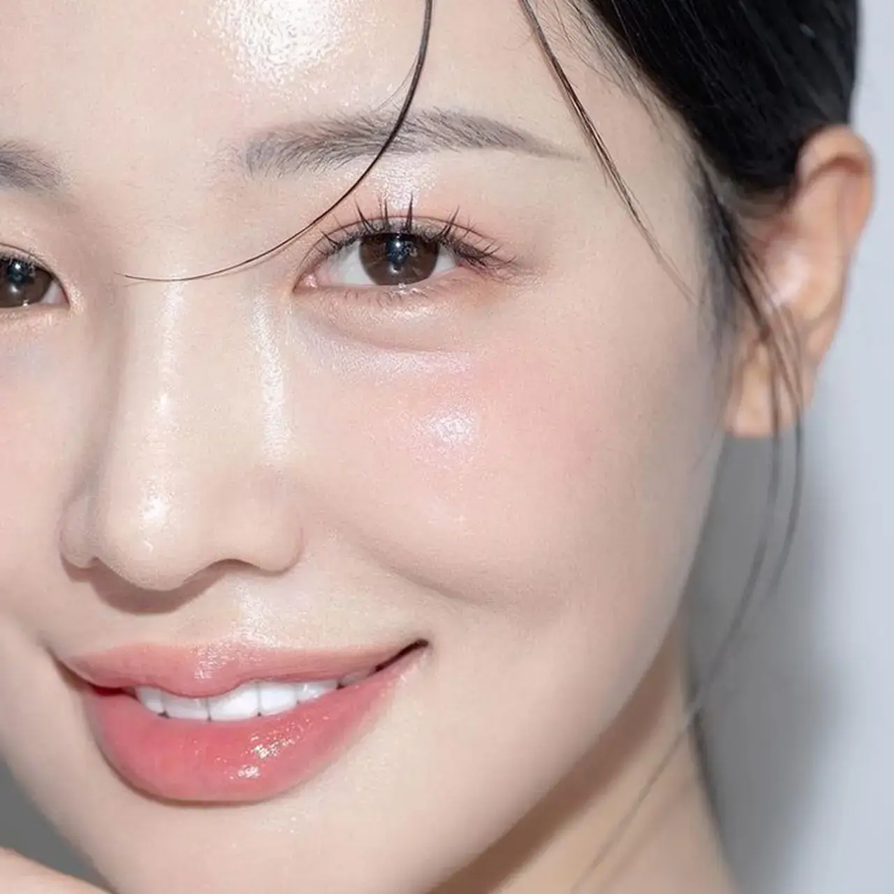 換季粉底服貼的關鍵！專業彩妝師傳授5秘訣 光澤底妝這樣做不怕變成油光滿面