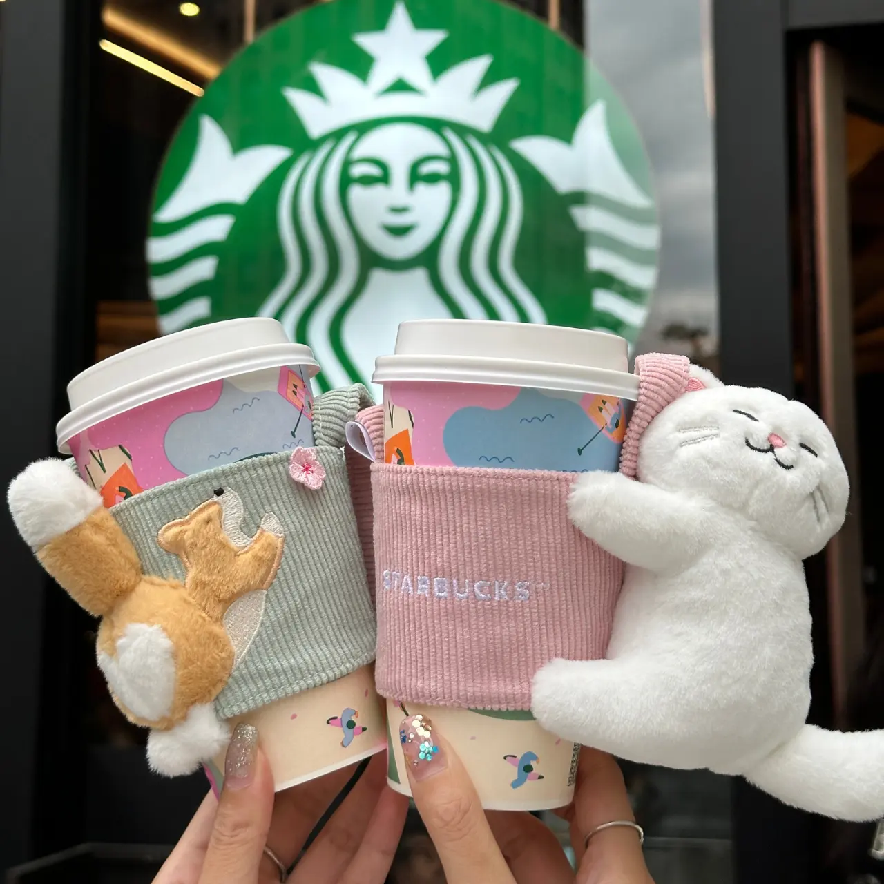 2026星巴克櫻花季不只櫻花！還有貓咪跟柯基，粉嫩色系搭配萌寵太可愛～貓派犬派都有你的愛！