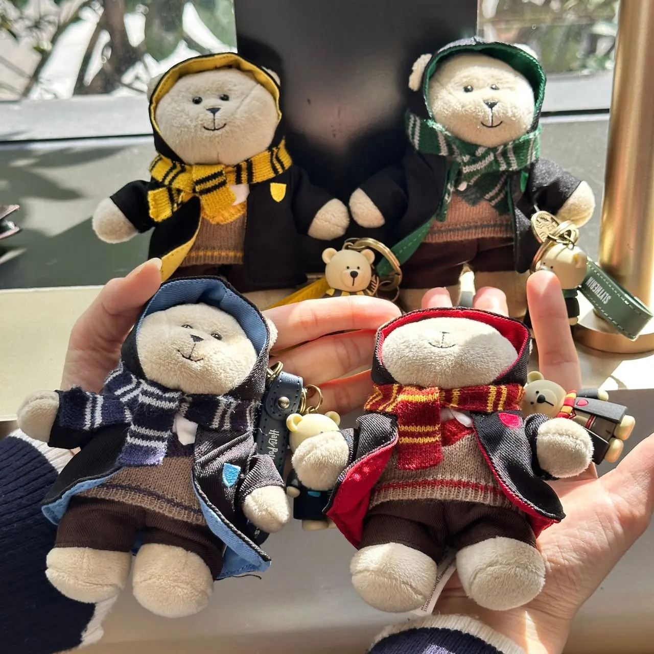 台灣買得到！星巴克&times;哈利波特聯名3/23上市：變色馬克杯、學院小熊鑰匙圈超可愛，20款+商品資訊一次看，每款都質感爆棚