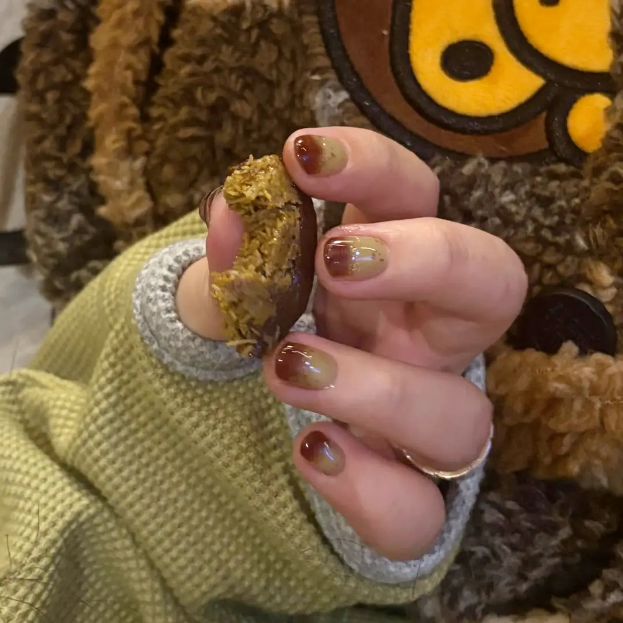 買不到杜拜巧克？那就把它放指尖上吧！韓妞超夯「杜拜巧克力美甲」圖鑑：綠+咖超可愛配色這樣畫看起來好好吃...