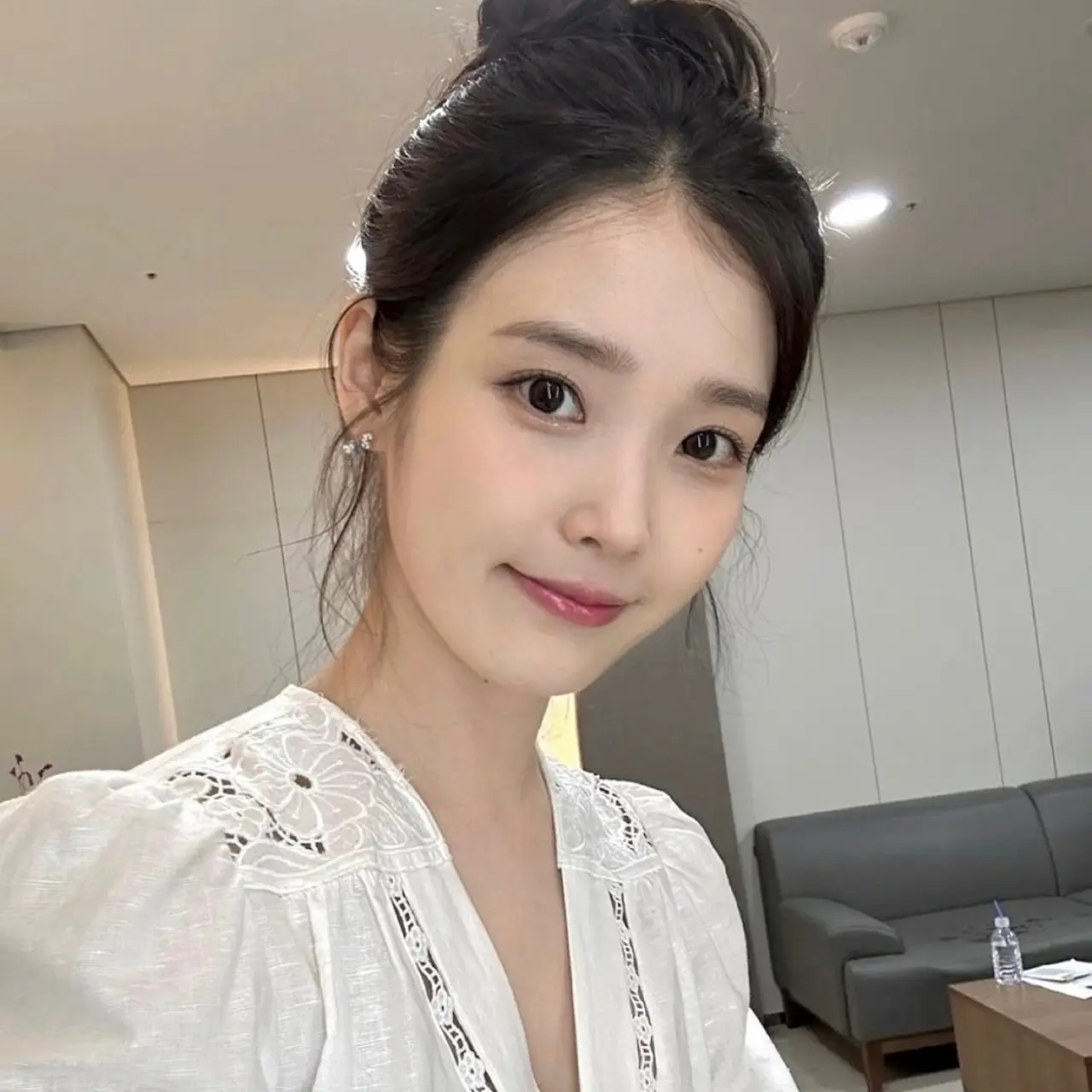 一擦像睡飽10小時！2026去黃提氣色的「補光系彩妝」清單：NARS紫色腮紅、資生堂補光乳...立刻一抹提亮！