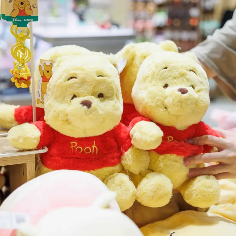 台南可愛新據點！MINISO「小熊維尼主題空間」插旗新光三越，史努比、玩具總動員、care bears...等一次齊聚，帶來最療癒的逛店