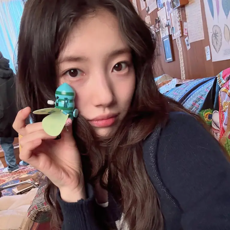 「淡顏奶杏妝」爆紅！IU、潤娥、秀智都在畫，妝容重點與專櫃彩妝推薦一次看，偽素顏感通勤約會都適合