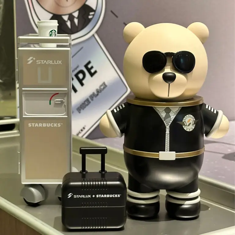星巴克聯名星宇6/17上市！Bearista熊變身最萌機長、迷你餐車收納盒超可愛，11款周邊細節滿滿、價格完整看！