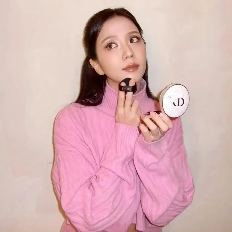 精品彩妝控必收！迪奧氣墊粉餅推出限量蝴蝶結外殼，粉紅、玫瑰、冰藍3款極具收藏價值，美到想全包