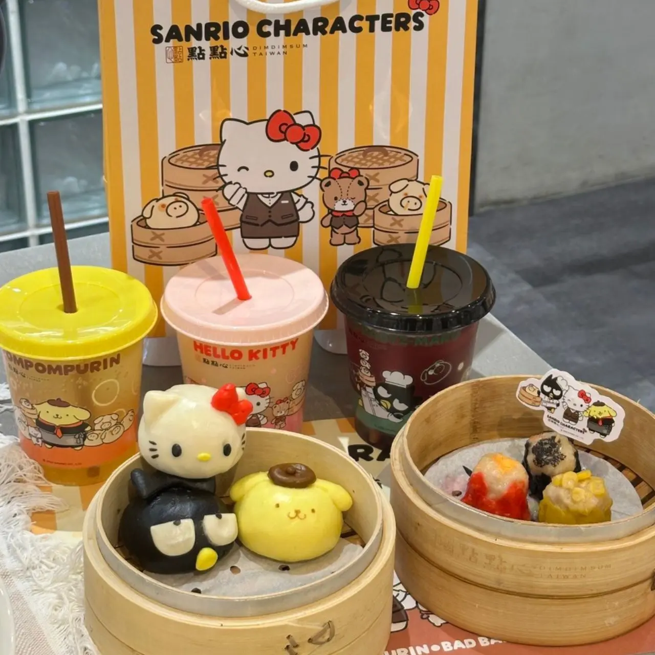 最萌港點！點點心三麗鷗聯名，把布丁狗、Hello Kitty、酷企鵝變成盲包～11項聯名餐點、6款限量周邊，7/13萌力全開！