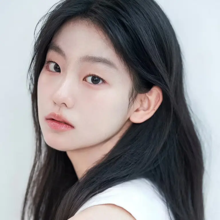 韓劇《金特務：本色回歸》蘇志燮女兒是誰？19歲徐貹旼素顏上妝影片爆紅，連I-DLE御用彩妝師都驚艷 