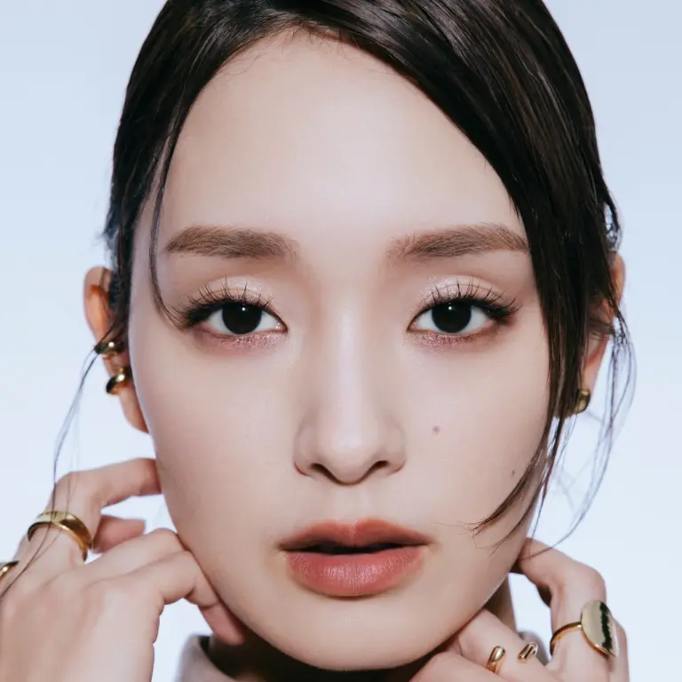 日本女生為什麼愛用粉霜？專家公開「妝養合一」底妝秘訣，打造越夜越美的原生透明光澤肌，5款秋冬必收日系粉霜先筆記